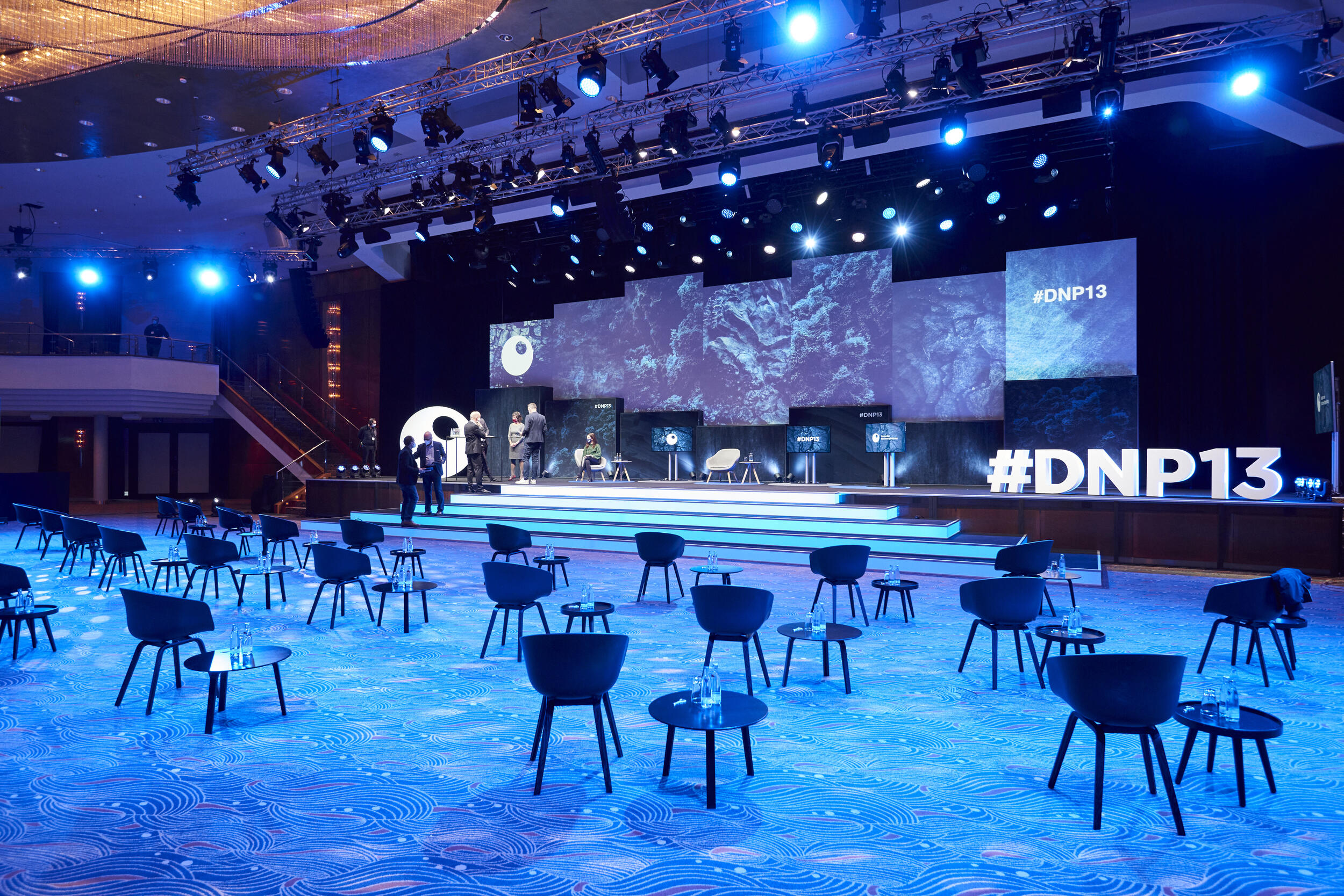 Design meubels van Adexpo voor het podium van DNP13
