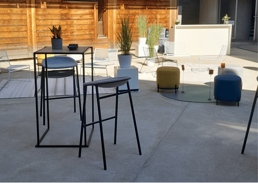 Außenbereich des Veranstaltungsortes mit verschiedenen Möbelstücken 