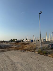 Ansicht der Baustelle des neuen Standorts in einem frühen Bauzustand