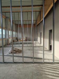 Baufortschritt des neuen Standorts: Der Innenausbau hat begonnen, hier sieht man Verstrebungen für Zwischenwände. 